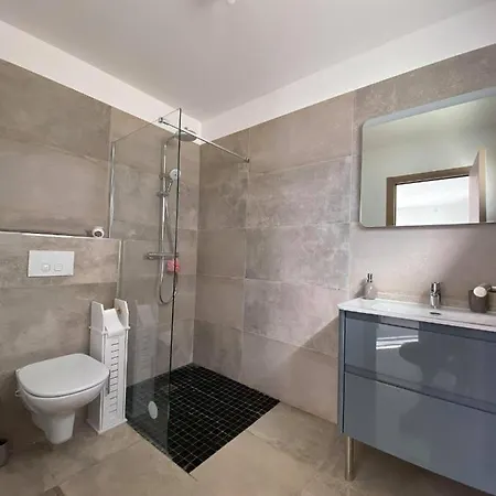 Jolie Petite Maison à 50 Mètres De La Villa