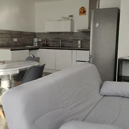 Jolie Petite Maison A 50 Metres De La *